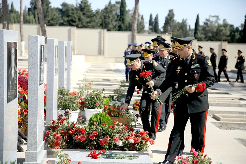Müdafiə Nazirliyinin şəxsi heyəti İkinci Fəxri Xiyabanı ziyarət edib