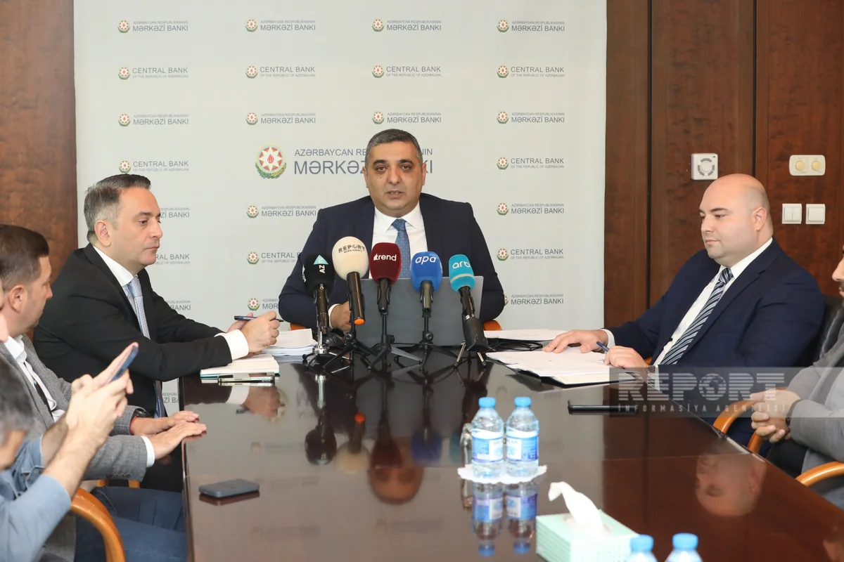 ЦБА: Денежные переводы в Азербайджан сократились на 45%