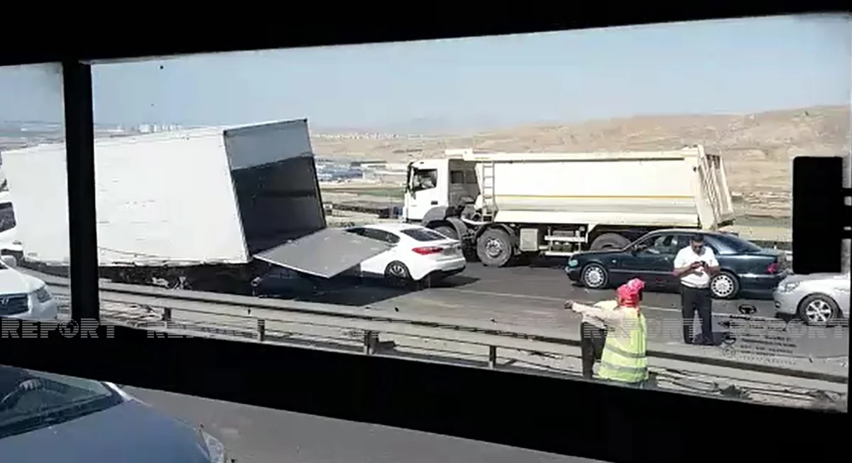Bakıda yük maşınlarının toqquşduğu qəzanın görüntüləri - VİDEO