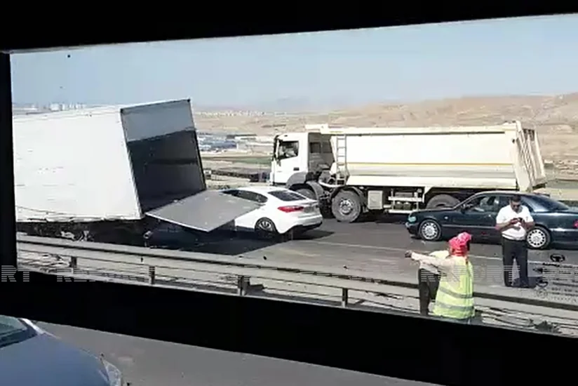 Bakıda yük maşınlarının toqquşduğu qəzanın görüntüləri - VİDEO