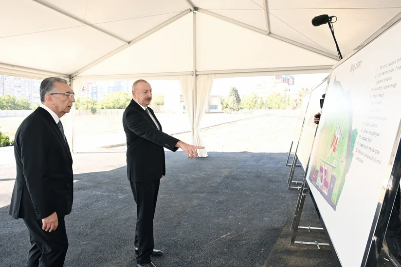Prezident Bakıda “Gənclik” metrosu yanında yaradılan yeni parkda işlərin gedişi ilə tanış olub