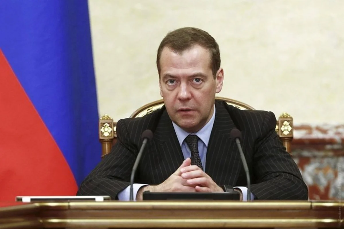 Vladimir Putin baş nazir vəzifəsinə Dmitri Medvedevin namizədliyini irəli sürüb
