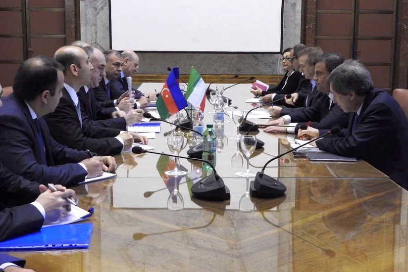 Elmar Məmmədyarov italyan nazirlə iki ölkə arasında əlaqələrin inkişaf perspektivlərini müzakirə edib