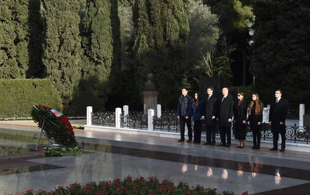Azərbaycan Prezidenti Heydər Əliyevin məzarını ziyarət edib