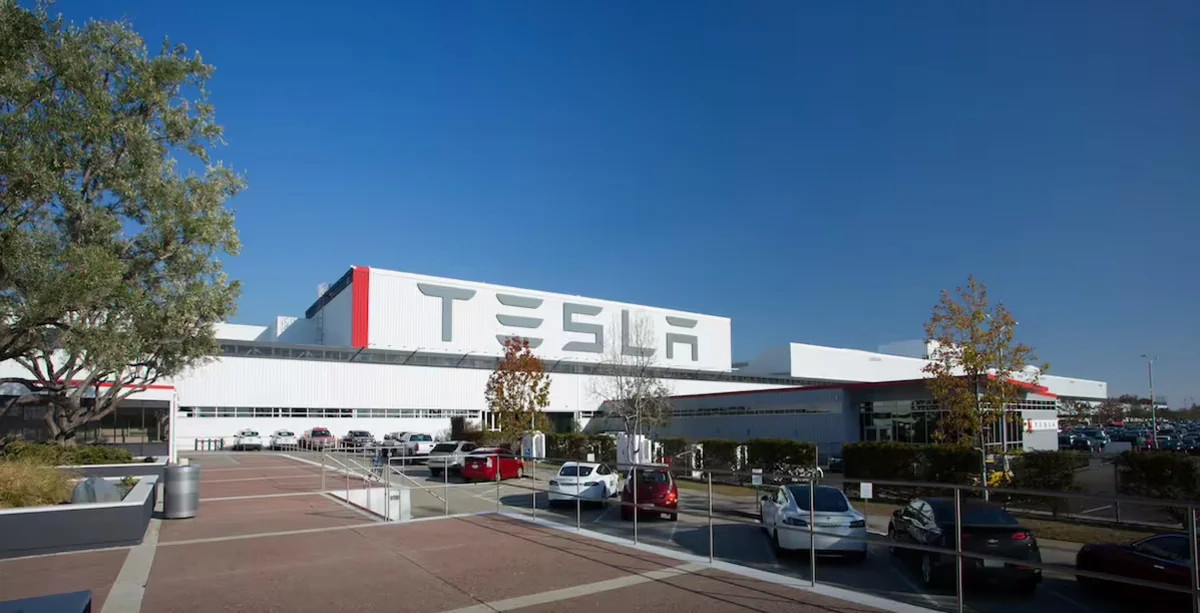 Tesla закроет офис в Калифорнии