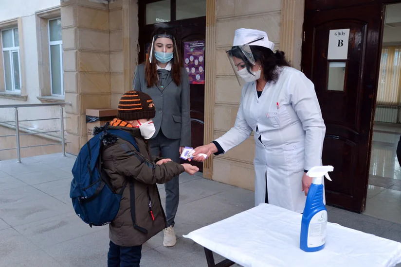 BŞTİ: Məktəblərdə müəllim və şagirdlərin hərarəti ölçülür