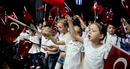 Türkiyə prezidenti ölkə rəhbərliyini bir günlüyə məktəbliyə verib