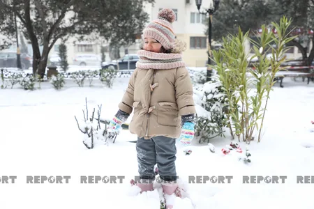 Qar ən çox uşaqları sevindirir... - VİDEO