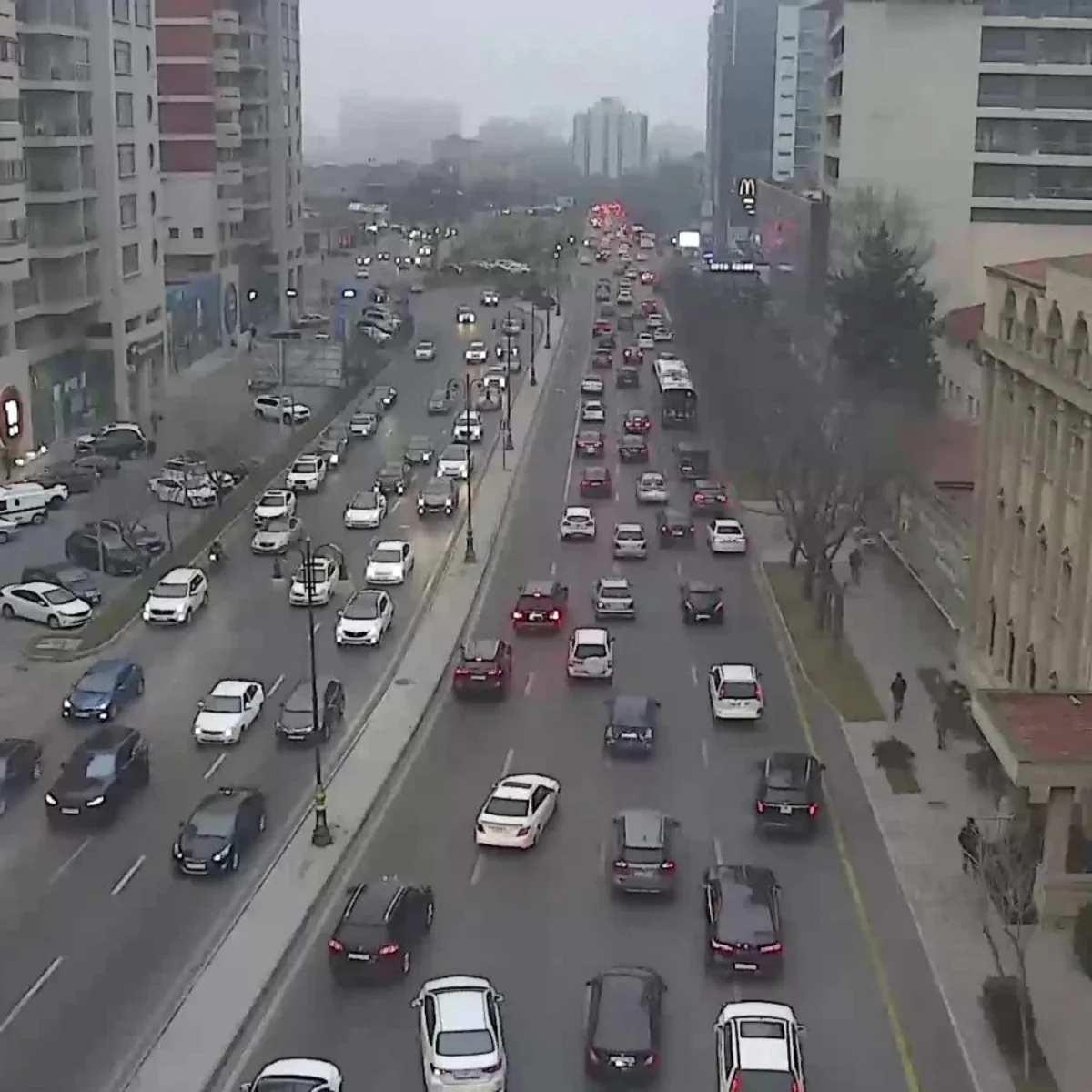 Bakıda tıxac yaranan yolların adları açıqlanıb