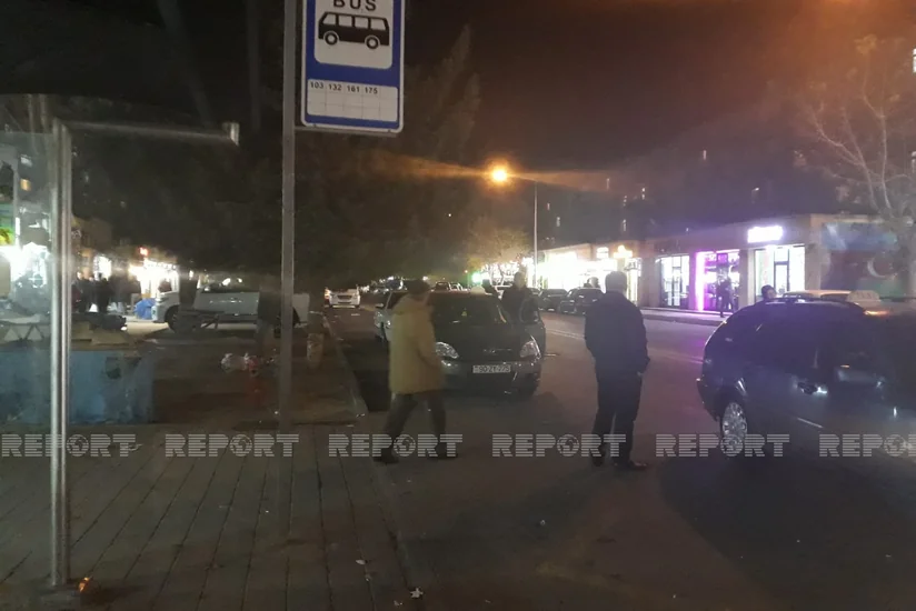 Bakıda avtomobil yolu keçən qadını vurub