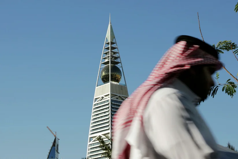 Səudiyyə Ərəbistanı peyvəndlənməmiş əməkdaşların iş yerlərinə getməsinə qadağa qoyub