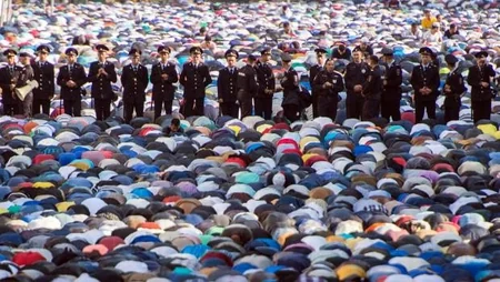 Ramazan bayramını bu gün qeyd edən ölkələrdə bayram namazı qılınıb - FOTO