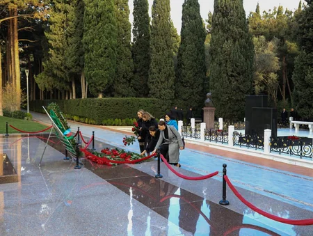 Dövlət Xidmətinin əməkdaşları Ümummilli Liderin məzarını ziyarət edib