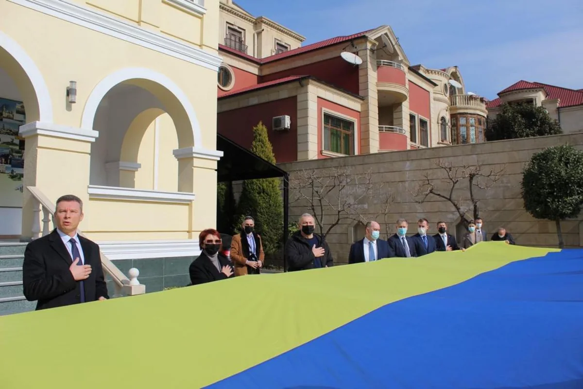 Посольство Украины в Азербайджане в День единения развернуло 30-метровый флаг