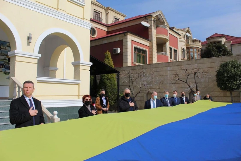 Ukrainian embassy in Azerbaijan streams 30-meter-long flag to mark Unity Day