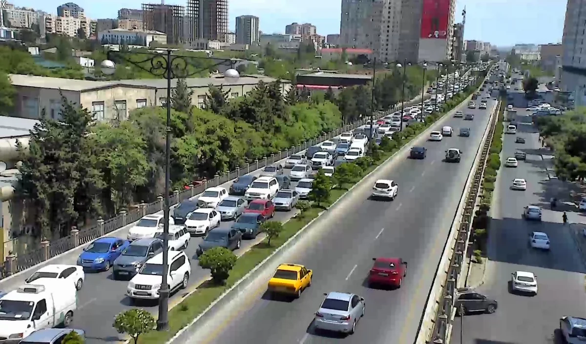 Bakıda daha bir qəza olub, yollarda sıxlıq yaranıb - FOTO