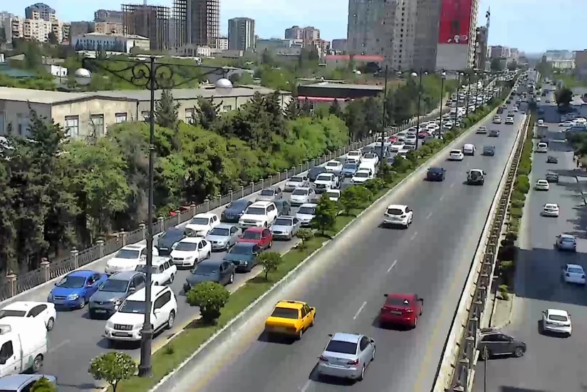 Bakıda daha bir qəza olub, yollarda sıxlıq yaranıb - FOTO