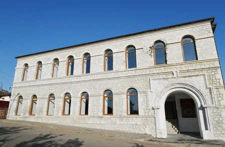 İlham Əliyev və Mehriban Əliyeva Heydər Əliyev Fondu tərəfindən Şuşada təşkil edilən sərgilərlə tanış olublar
