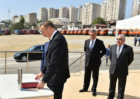 Prezident İlham Əliyev “Sovetski” ərazisində yeni yol-nəqliyyat infrastrukturunun təməlini qoyub