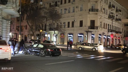 Paytaxtda vəzifəli şəxsin oğlu qırmızı işıqdan keçərək qəza törədib, ağır yaralanan var - YENİLƏNİB - FOTO - VİDEO