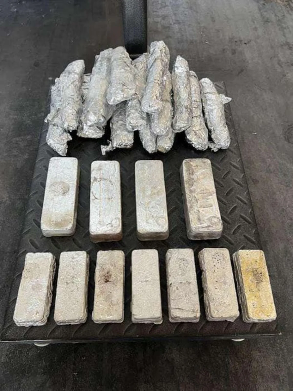 Azərbaycan gömrükçüləri nəqliyyat vasitəsindən gümüş aşkar edib