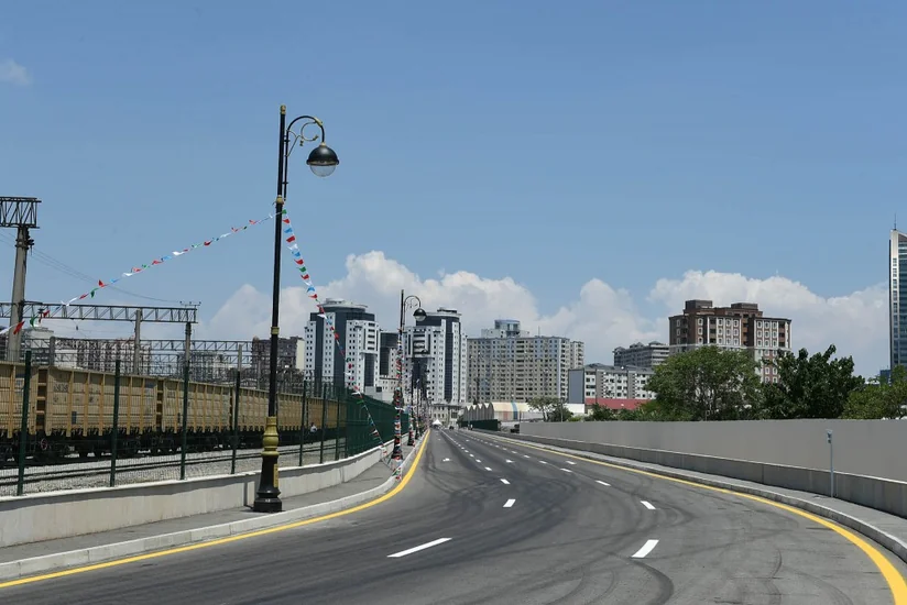 Prezident İlham Əliyev Bakıda yeni salınan yolun açılışında iştirak edib