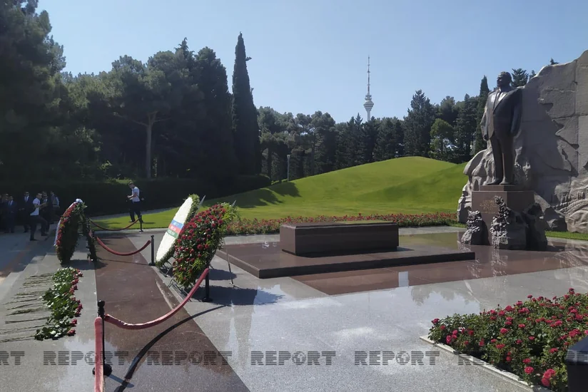 Dövlət Komitəsinin kollektivi Fəxri və Şəhidlər xiyabanlarını ziyarət edib