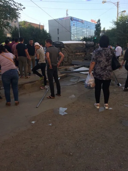 В Казахстане автомобиль въехал в остановку, есть пострадавшие