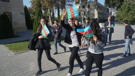 Parlament jurnalistləri cəbhə bölgəsində bayraq aksiyası keçiriblər - FOTOREPORTAJ