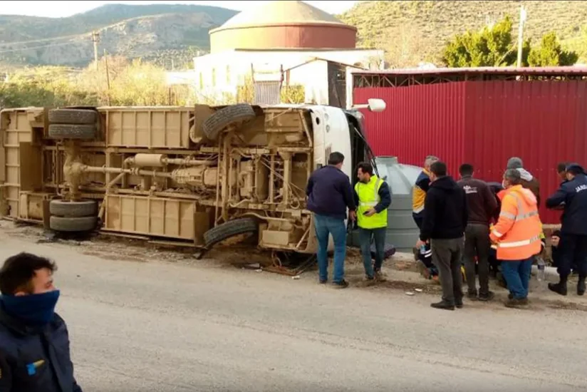 В Турции перевозивший работников АЭС Аккую автобус потерпел аварию, 15 человек ранены