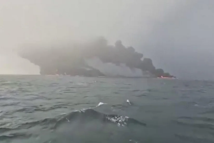 С двух горящих судов в Северном море спасли всех моряков