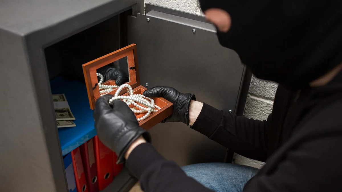 Fatmayıda 8 min manatlıq qızıl-zinət əşyaları oğurlanıb