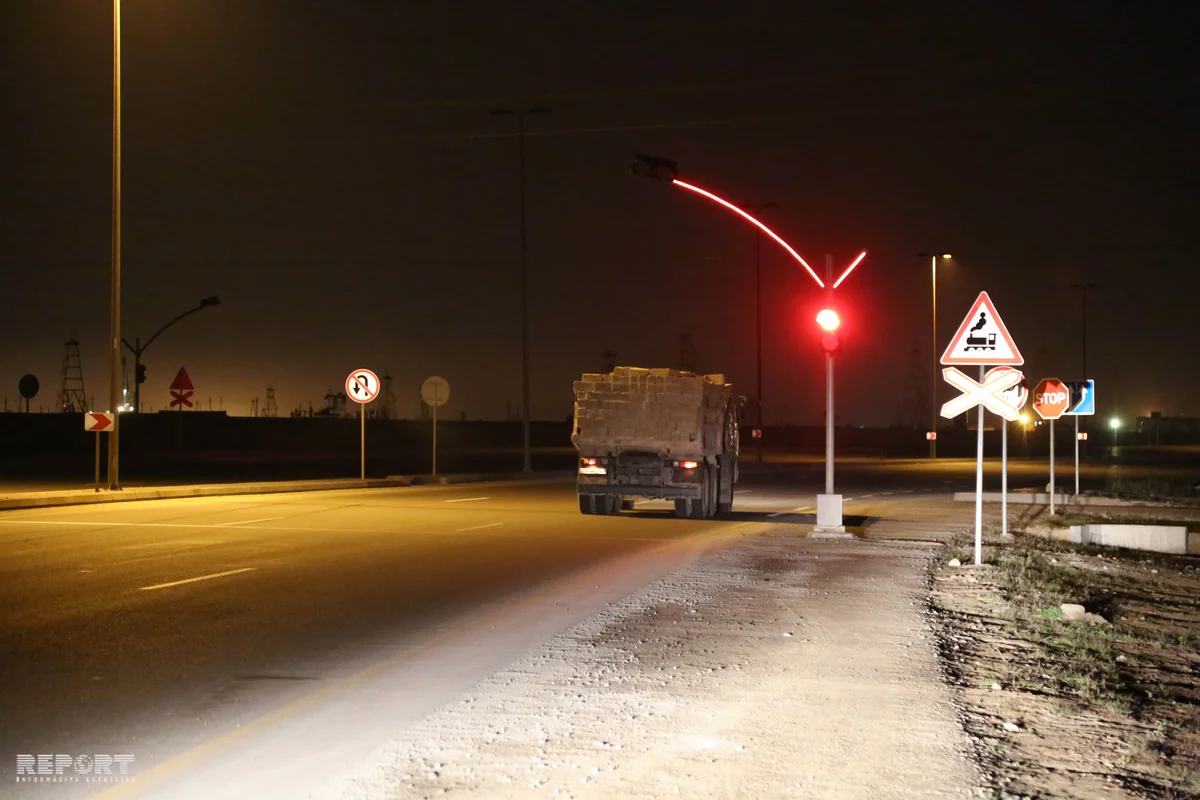 Bakıda minik avtomobili qatarla toqquşub, xəsarət alanlar var - FOTO