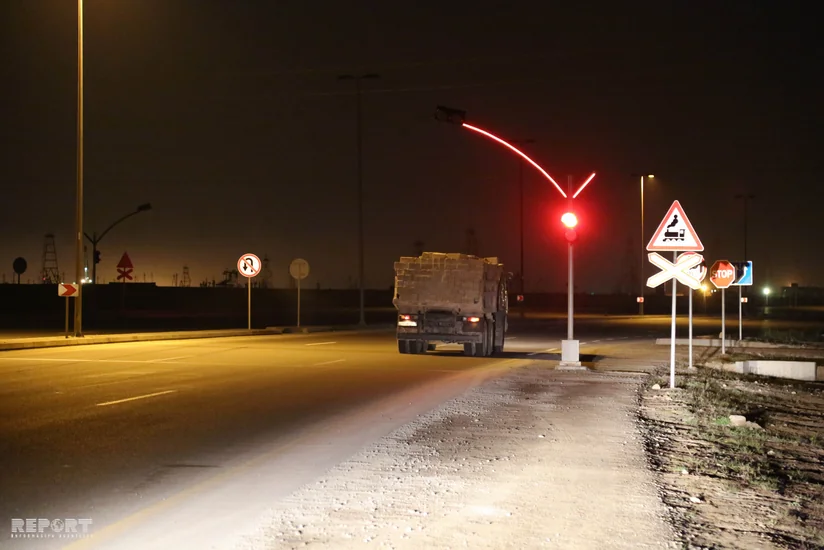 В Баку автомобиль врезался в поезд, есть пострадавшие - ФОТО