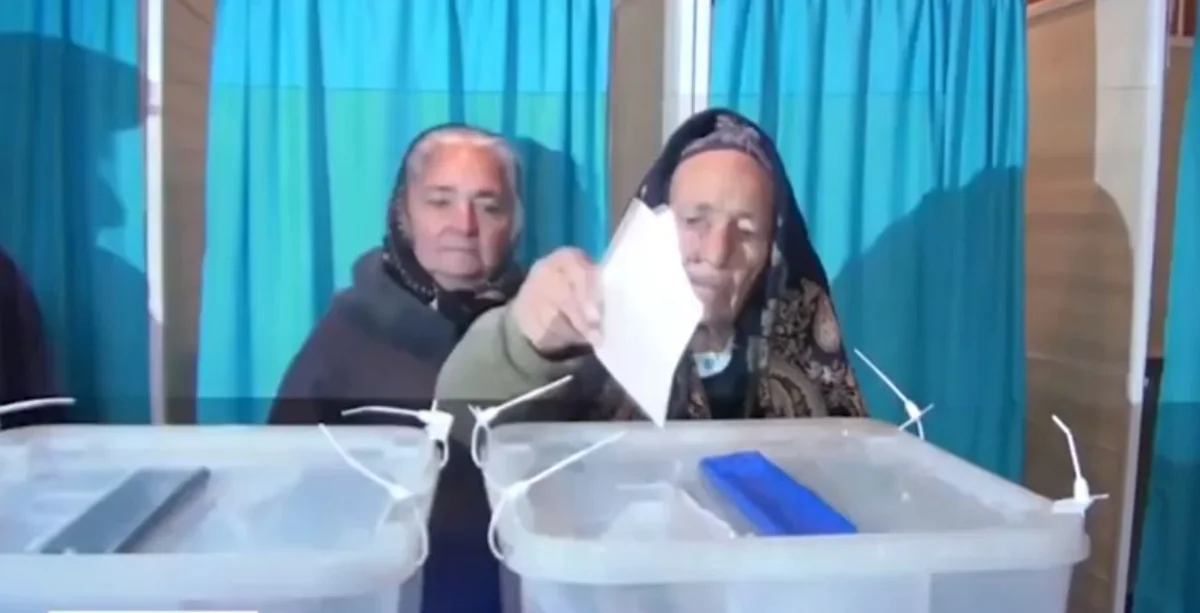 Azərbaycanın ən yaşlı seçicisi seçki məntəqəsinə gələrək səs verib - VİDEO - YENİLƏNİB