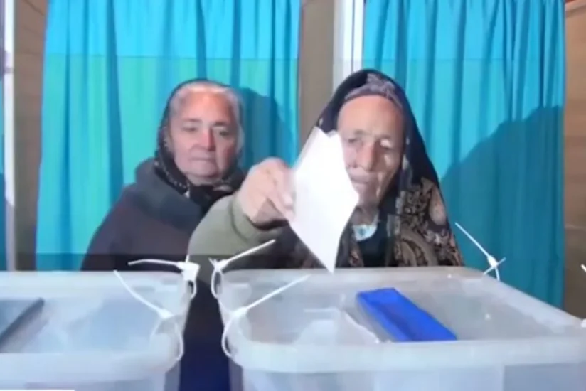 Azərbaycanın ən yaşlı seçicisi seçki məntəqəsinə gələrək səs verib - VİDEO - YENİLƏNİB