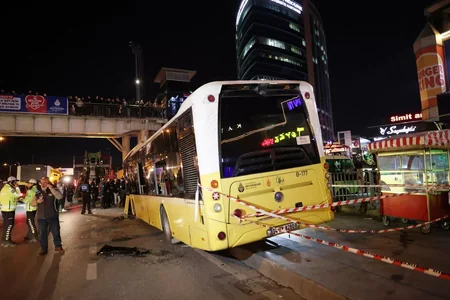 Türkiyədə avtobus qəzaya uğrayıb, azərbaycanlı ağır yaralanıb