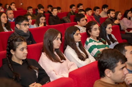 Azerconnect və AzerTelecom şirkətlərinin rəhbərliyi tələbələrlə görüşüb