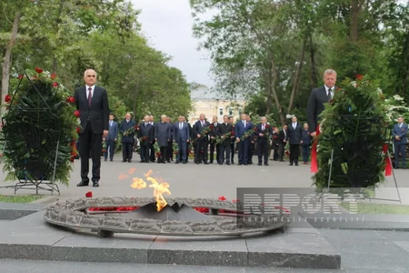 Azerbaijani delegation members lay flowers at Heydar Aliyev's monument in Astrakhan