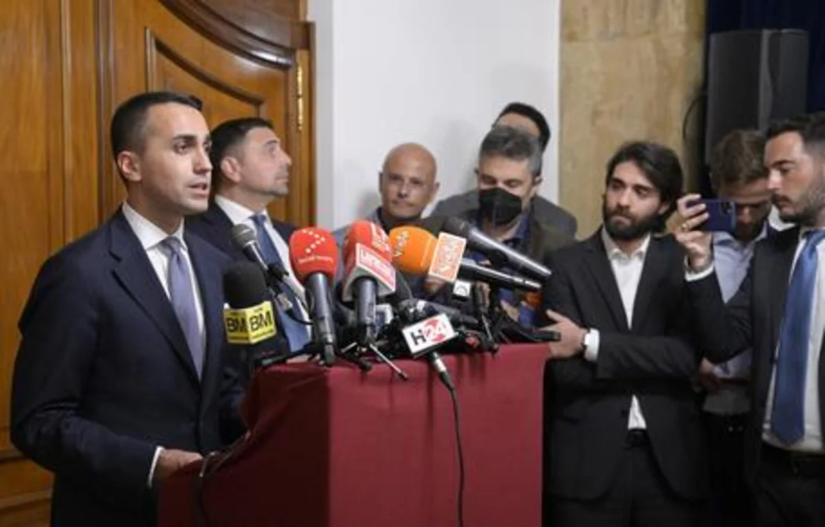 İtaliyada siyasi qalmaqal: XİN başçısı Ukraynaya görə partiyasını tərk edib