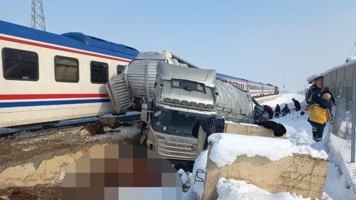 Truck collides with train in Türkiye, 2 killed, 3 injured