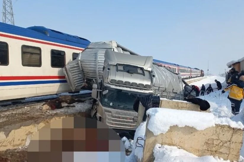 Truck collides with train in Türkiye, 2 killed, 3 injured