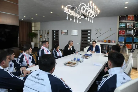 Fərid Qayıbov beynəlxalq yarışda qızıl medal qazanan paralimpiyaçıları qəbul edib