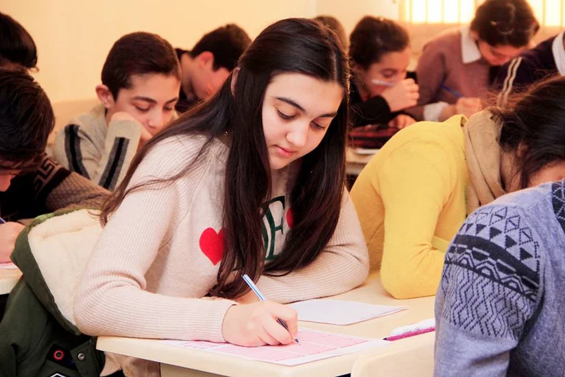 В Баку, Сумгайыте и Абшероне возобновляется традиционная форма обучения в V-IX классах