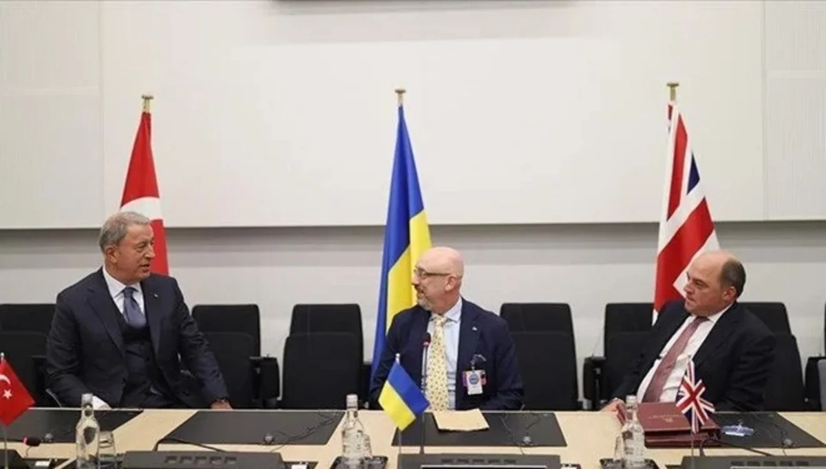 Главы Минобороны Турции, Британии и Украины провели встречу в Брюсселе