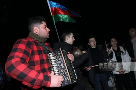Xankəndi-Laçın yolunda aksiya iştirakçıları vətənpərvərlik ruhunda mahnılar ifa edirlər
