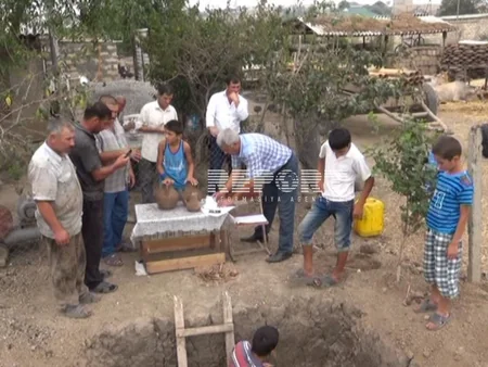 Azərbaycanda su üçün qazılan anbardan bəzək və zinət əşyaları tapılıb