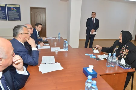 Komitə sədri Ağcabədidə məcburi köçkünləri qəbul edib