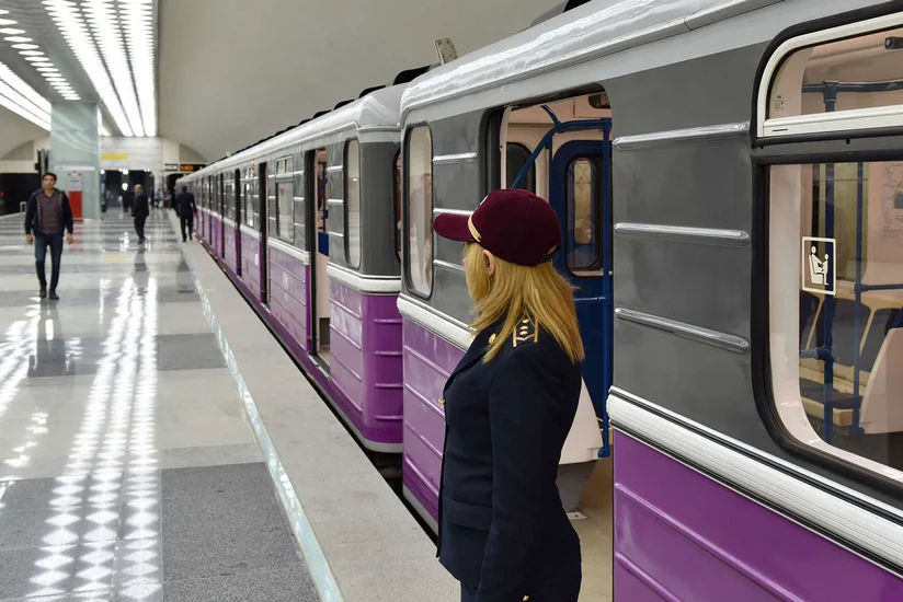 Metroda halı pisləşən sərnişin vəfat edib