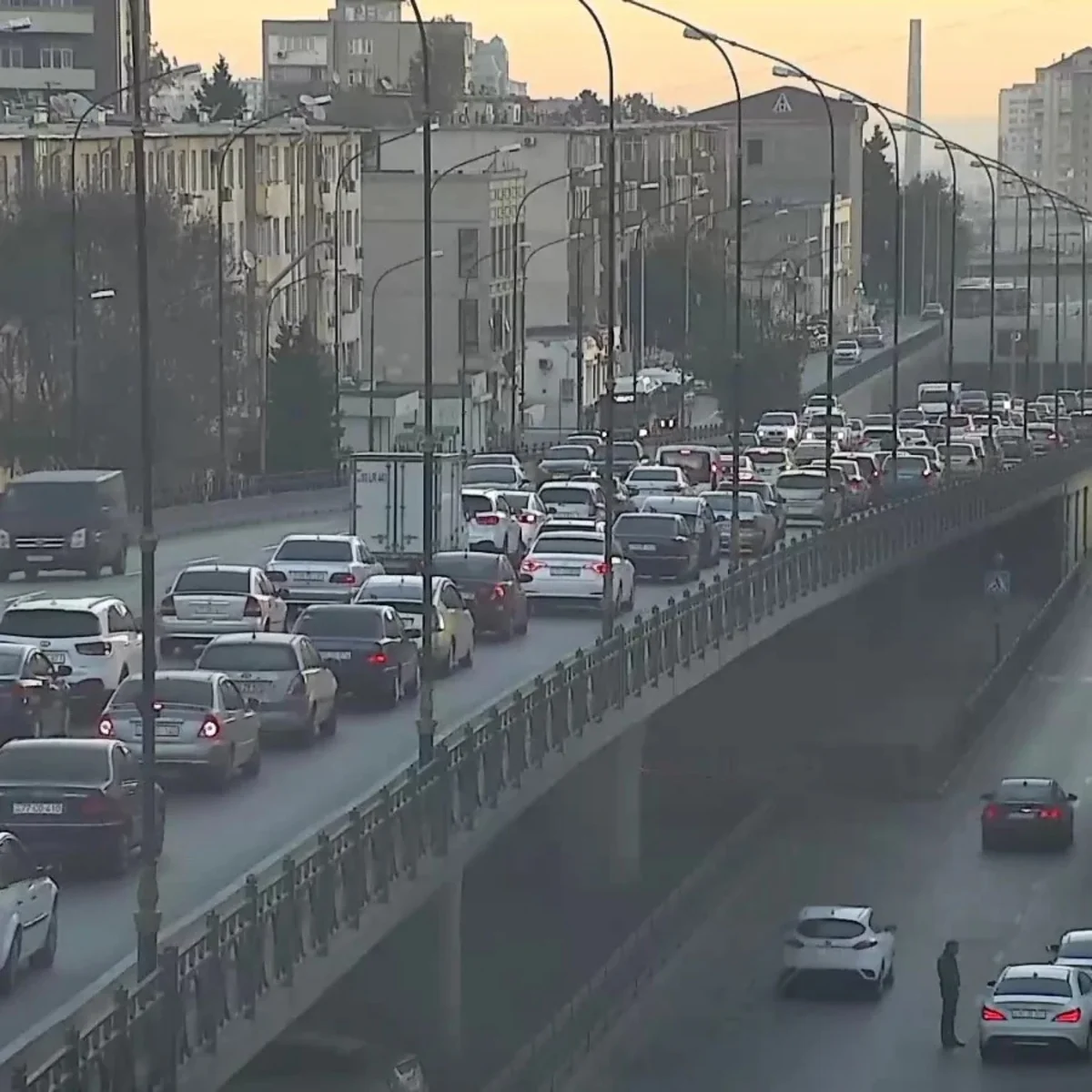 Bakının bir sıra yollarında tıxac yaranıb